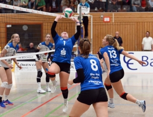 Zuspielerin Lara Kruse (1) setzt ihre Angreiferinnen Lina Giesing (13) und Maike Schmitz (8) in Szene.